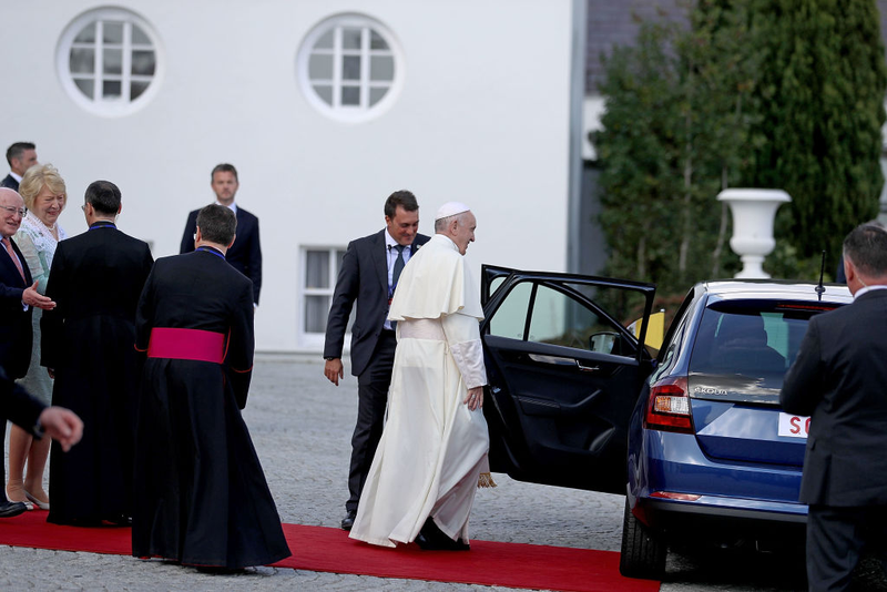 Illustration for article titled Here's The Pope Just Cruising In A Skoda Wagon